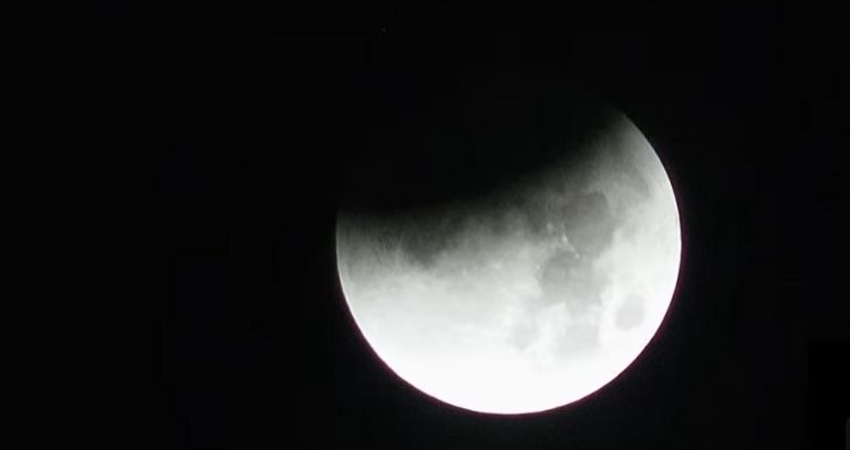 La luna comienza a oscurecerse