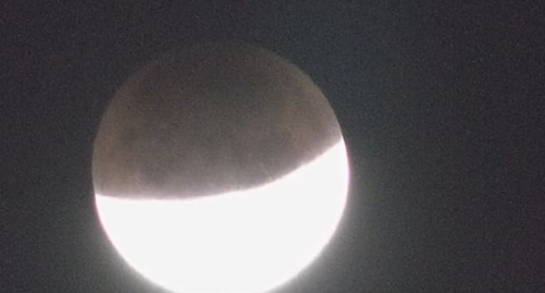 La luna comienza a pintarse de rojo
