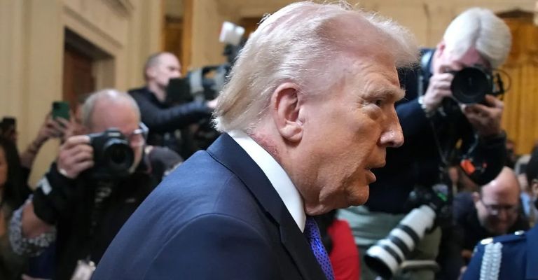 Trump es visto con irritación en el cuello