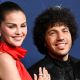 VIDEO: Selena Gomez besa los pies sucios a Benny Blanco en pódcast y las redes estallan: "Desagradable"
