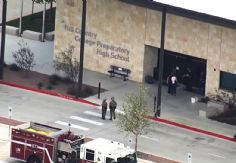 Foto ilustrativa de nota Tiroteo en escuela de Texas: Alumno de 15 años dispara contra profesora y se quita la vida