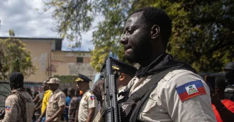 Gran Grif mata a decenas y obliga a miles a huir