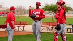 Pitcher estelar de Cincinnati deja el campamento y se someterá a una resonancia magnética