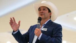 Foto que representa a Bobby Pulido, de cantante a candidato por la Cámara en Texas: Gana primaria demócrata; irá contra Trump