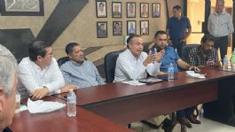 Foto que representa a Conagua, alcaldes y agricultores analizan la situación hídrica de la región del Mayo