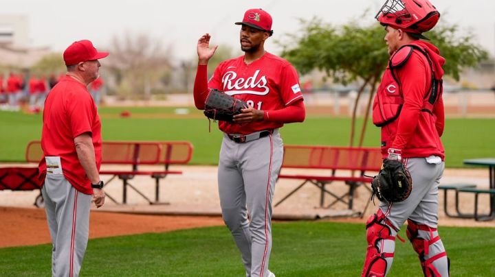 Pitcher estelar de Cincinnati deja el campamento y se someterá a una resonancia magnética