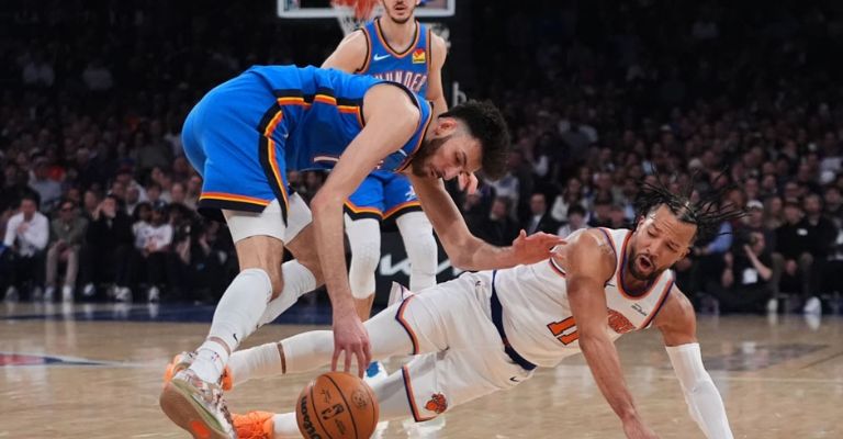 Brunson pelea el balón con Holmgren