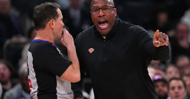Mike Brown reclama a los árbitros