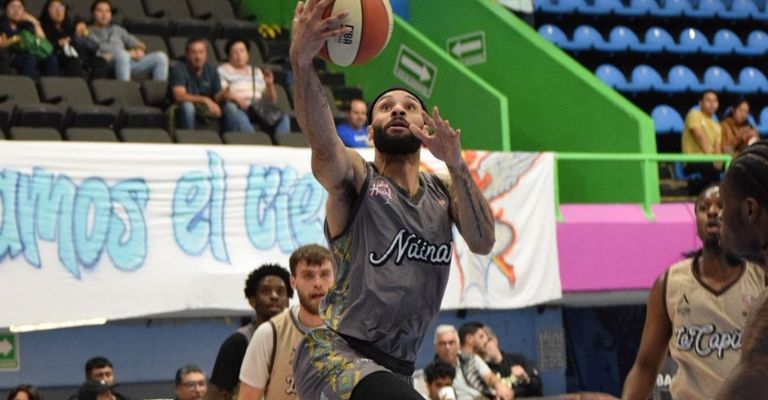 Jahvari Josiah se eleva para encestar par de unidades