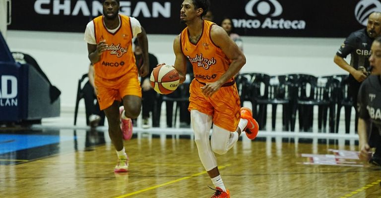 Los visitantes fueron mejor sobre la duela