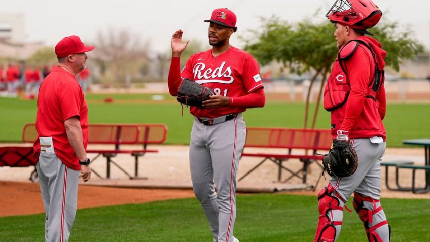 Pitcher estelar de Cincinnati deja el campamento y se someterá a una resonancia magnética