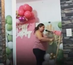 ¡No le pagaron! Decoradora se vuelve viral por reventar arreglos de globos en plena fiesta