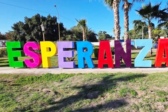 Continúan trabajos del letrero emblemático de Esperanza en Cajeme; pintura y adoquinado avanzan rápidamente