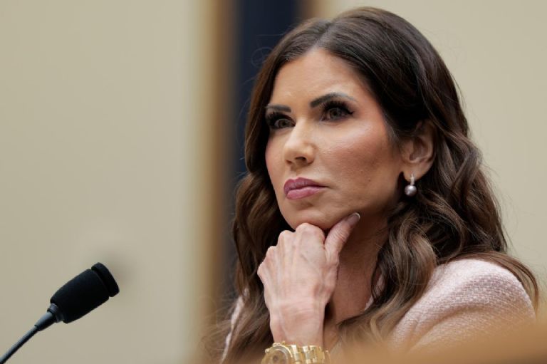 Kristi Noem deja Seguridad Nacional en el gobierno de Trump