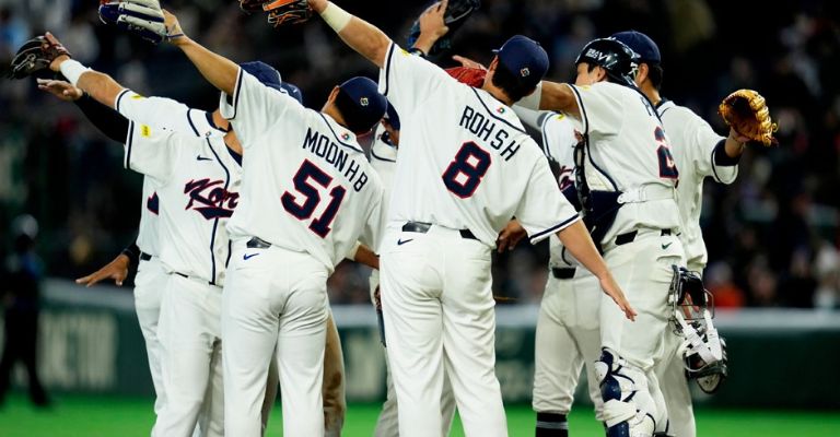 Los coreanos festejan tras su victoria