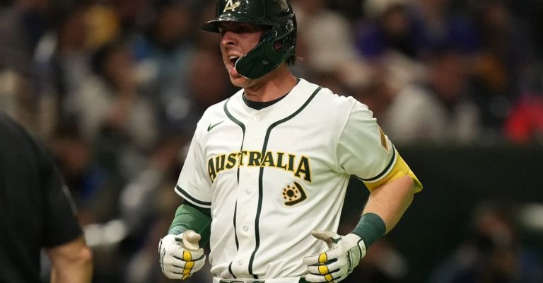 Perkins celebra después de pegar su cuadrangular