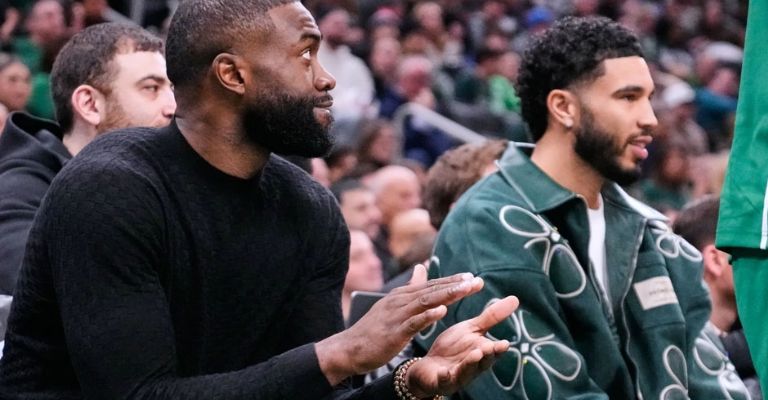 Tatum ha estado apoyando al equipo durante su recuperación