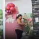 ¡No le pagaron! Decoradora se vuelve viral por reventar arreglos de globos en plena fiesta