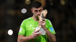 Foto que representa a Campeón del mundo bajo la lupa; investigan al 'Dibu' Martínez en Inglaterra por caso de apuestas