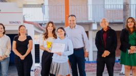 Foto que representa a Antonio Astiazarán y Patty Ruibal entregan más de 600 reconocimientos al concluir el programa 'Advertencia' en Hermosillo