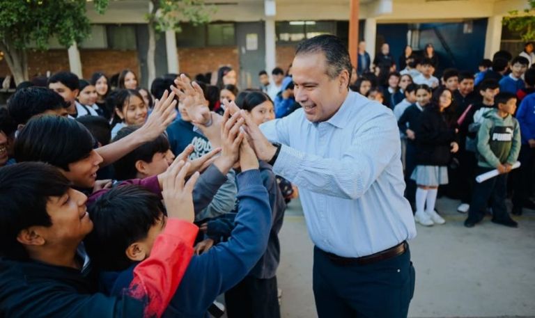 Antonio Astiazarán y Patty Ruibal entregan más de 600 reconocimientos al concluir el programa 'Advertencia' en Hermosillo