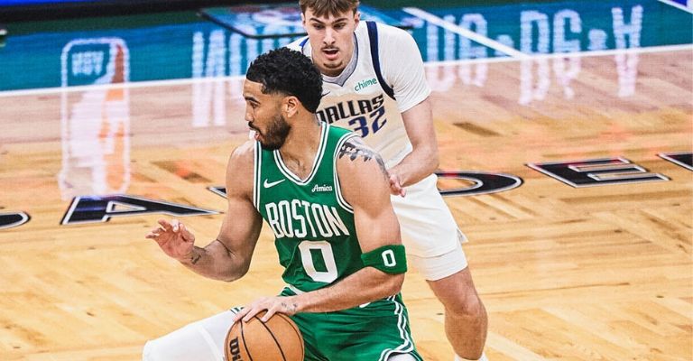 El jugador es defendido por Cooper Flagg