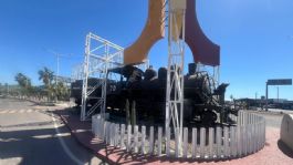 Foto que representa a Locomotora número 70 en Empalme, un emblema que está siendo vandalizado y destruido