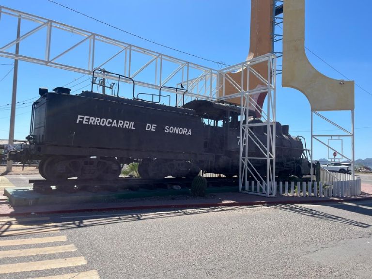 Locomotora número 70 en Empalme, un emblema que está siendo vandalizado y destruido