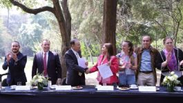 Foto que representa a Durazo firma convenio de colaboración con el Bosque de Chapultepec para garantizar crecimiento de La Sauceda