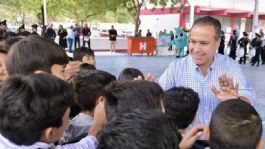 Foto que representa a Alcalde Antonio Astiazarán reconoce a alumnos que ganaron concurso de reciclaje en Hermosillo