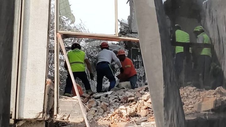 Localizan sin vida a joven trabajador tras derrumbe de edificio en CDMX; buscan a otros dos