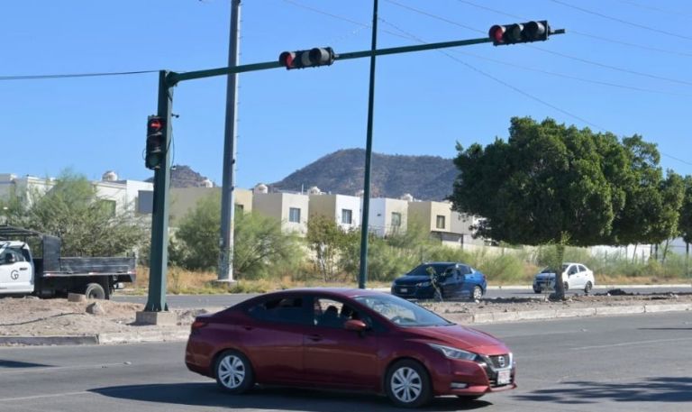 Ayuntamiento de Hermosillo instala semáforo peatonal en crucero de Yáñez y Progreso
